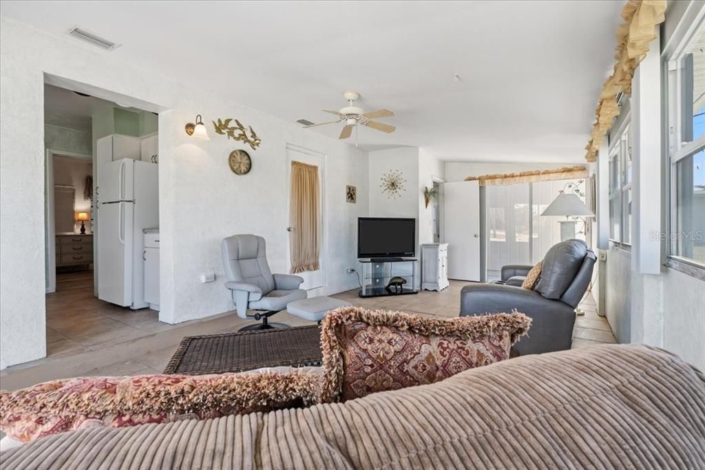 合同活跃: $189,900 (2 贝兹, 2 浴室, 1122 平方英尺)