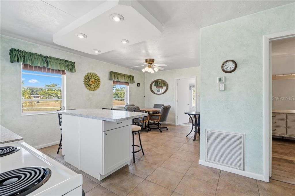 合同活跃: $189,900 (2 贝兹, 2 浴室, 1122 平方英尺)