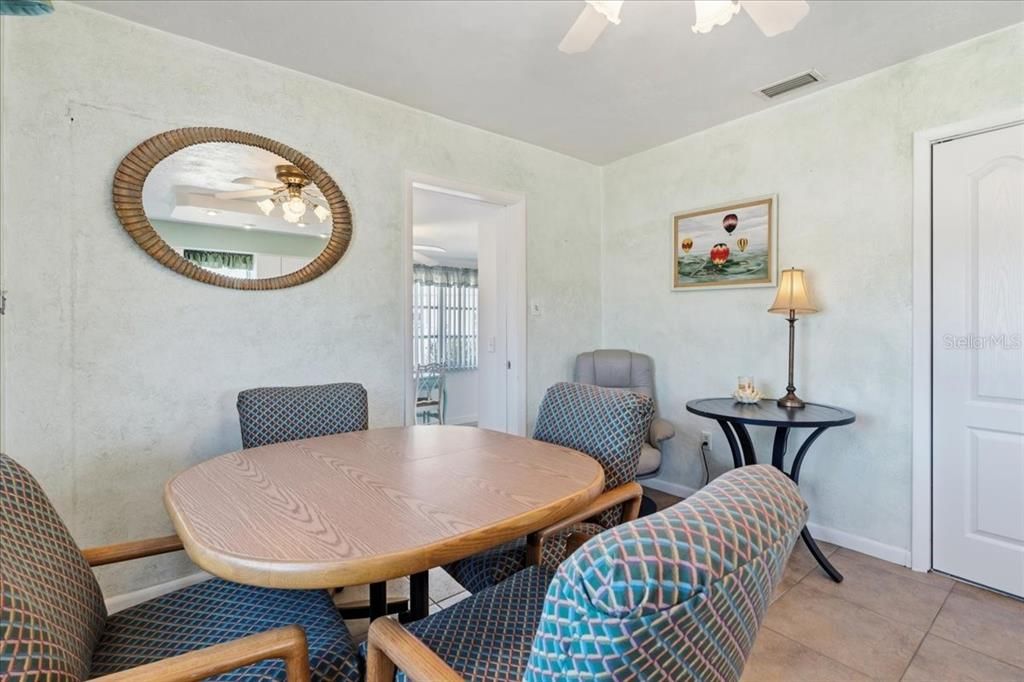 合同活跃: $189,900 (2 贝兹, 2 浴室, 1122 平方英尺)