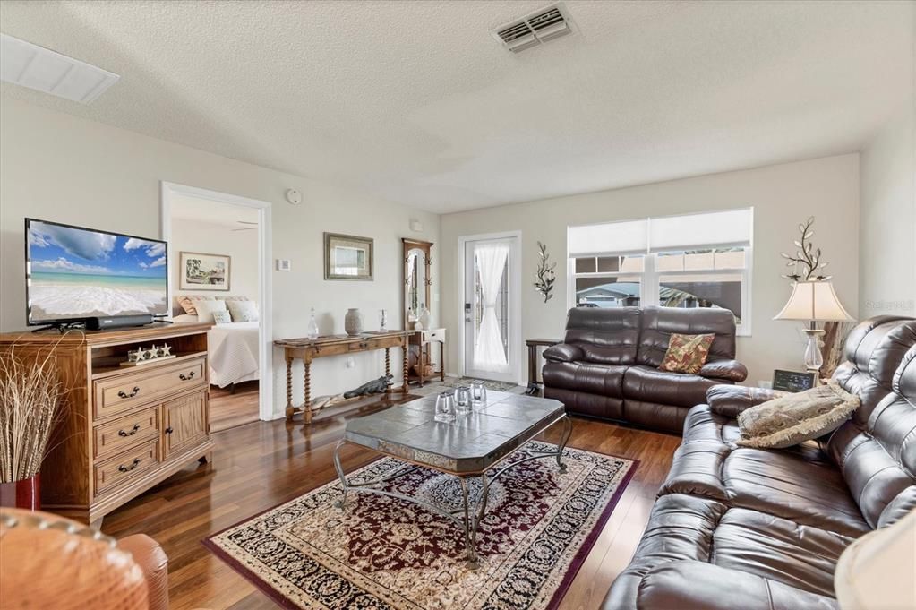 For Sale: $265,000 (2 beds, 2 baths, 1192 Square Feet)