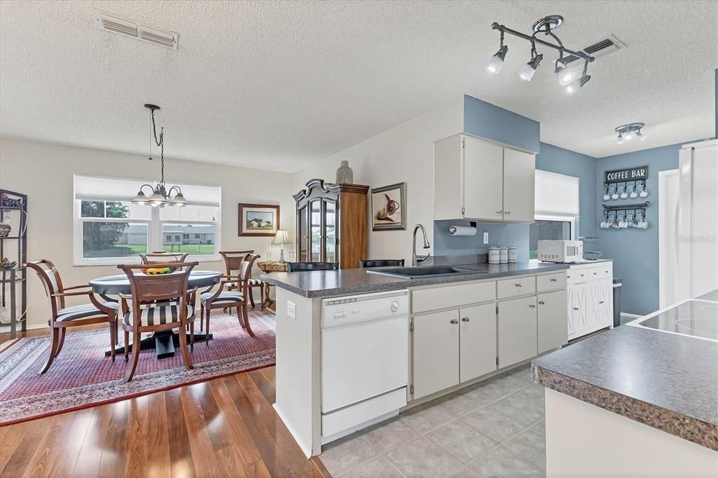 For Sale: $265,000 (2 beds, 2 baths, 1192 Square Feet)