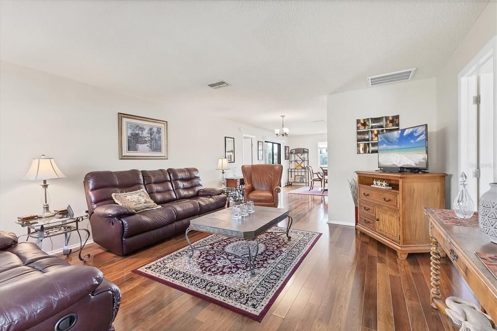 For Sale: $265,000 (2 beds, 2 baths, 1192 Square Feet)