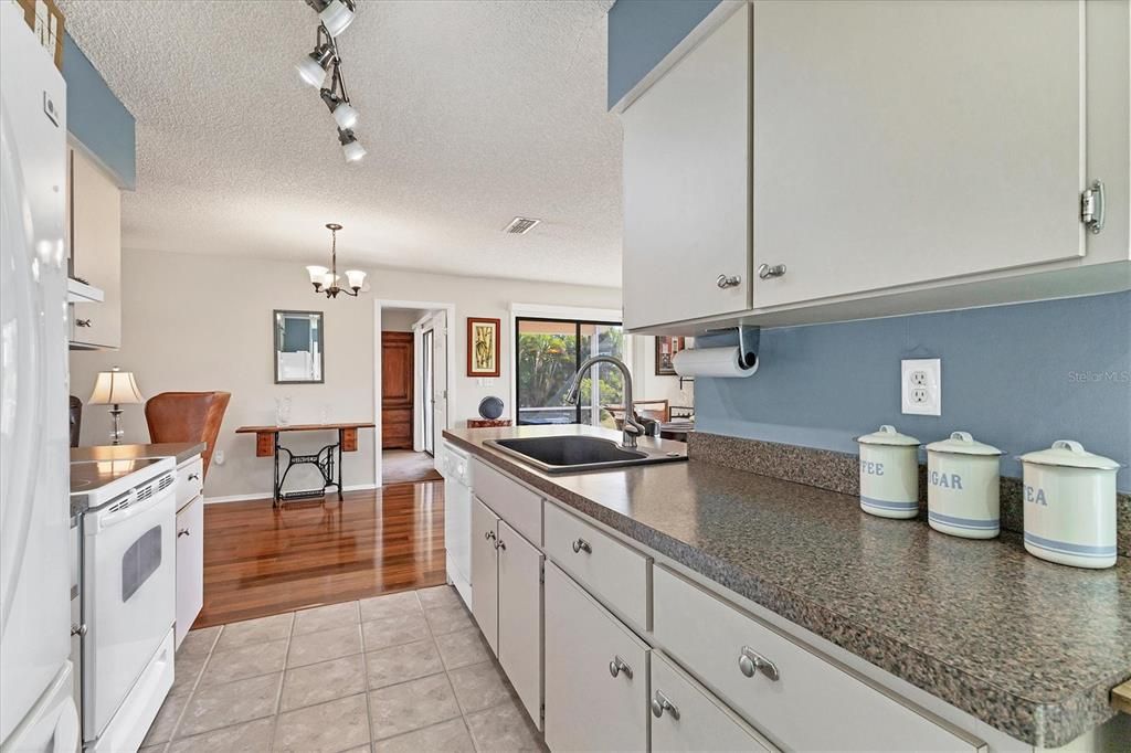 For Sale: $265,000 (2 beds, 2 baths, 1192 Square Feet)