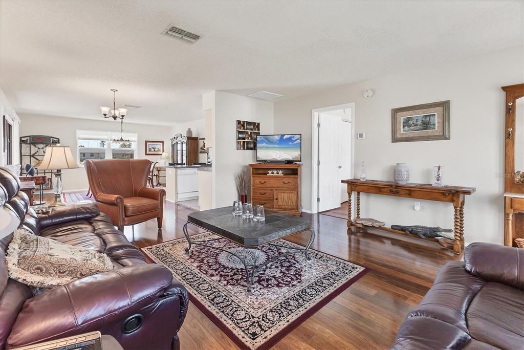 For Sale: $265,000 (2 beds, 2 baths, 1192 Square Feet)