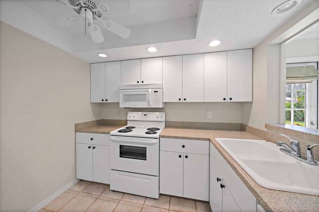 For Sale: $325,000 (2 beds, 2 baths, 1308 Square Feet)