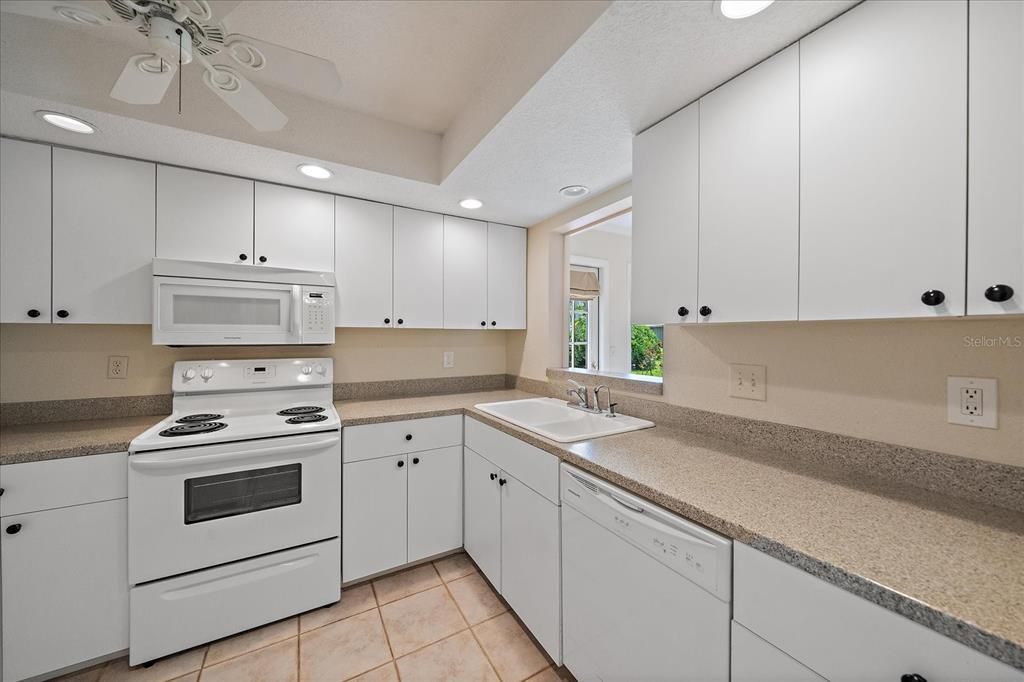 For Sale: $325,000 (2 beds, 2 baths, 1308 Square Feet)