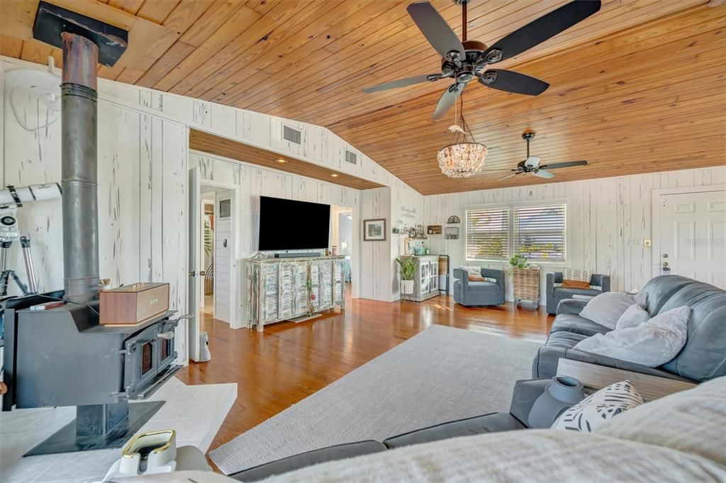 For Sale: $890,000 (3 beds, 2 baths, 2112 Square Feet)