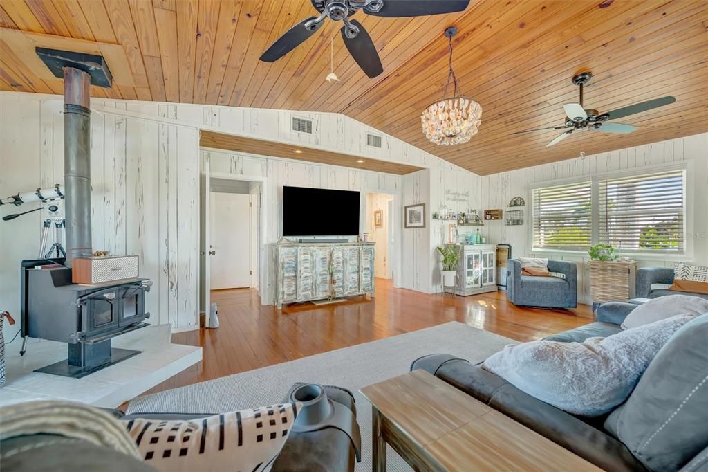 For Sale: $890,000 (3 beds, 2 baths, 2112 Square Feet)