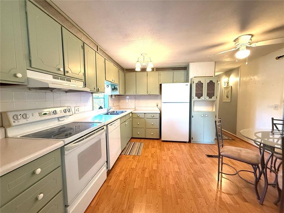 For Sale: $139,900 (2 beds, 2 baths, 1100 Square Feet)