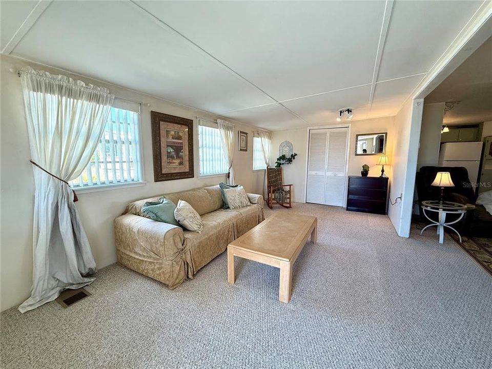 For Sale: $139,900 (2 beds, 2 baths, 1100 Square Feet)