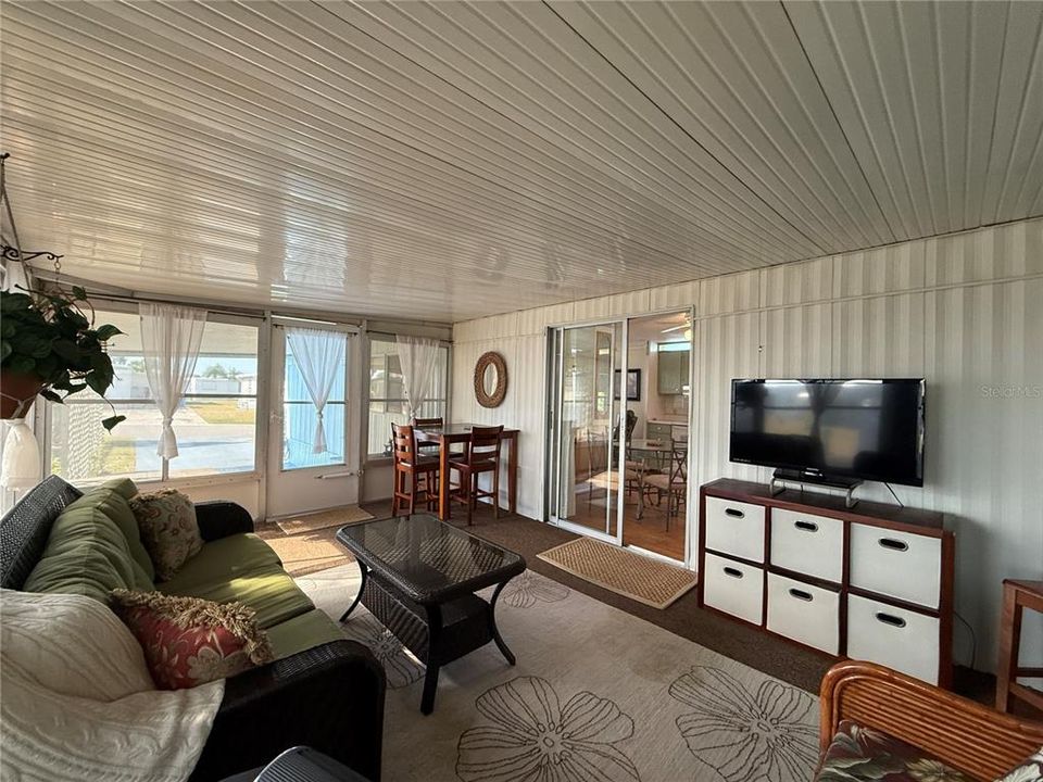 For Sale: $139,900 (2 beds, 2 baths, 1100 Square Feet)