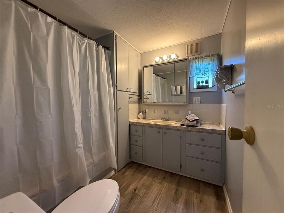 For Sale: $139,900 (2 beds, 2 baths, 1100 Square Feet)