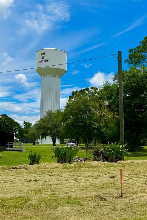 На продажу: $1,250,000 (1.35 acres)