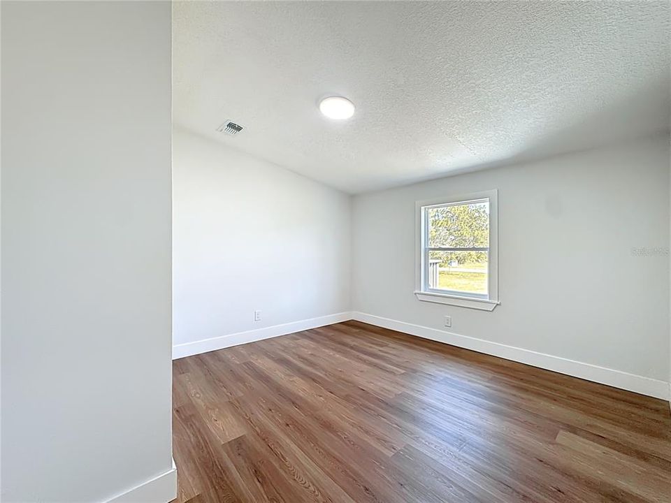 Activo con contrato: $319,990 (4 camas, 2 baños, 1716 Pies cuadrados)