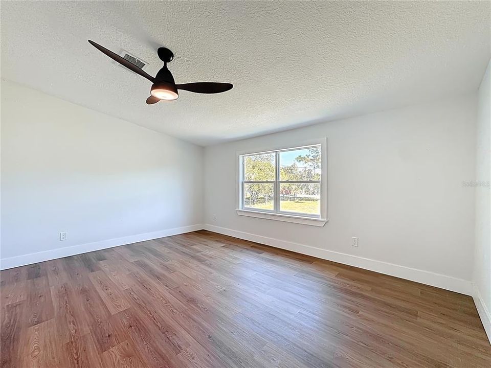 Activo con contrato: $319,990 (4 camas, 2 baños, 1716 Pies cuadrados)