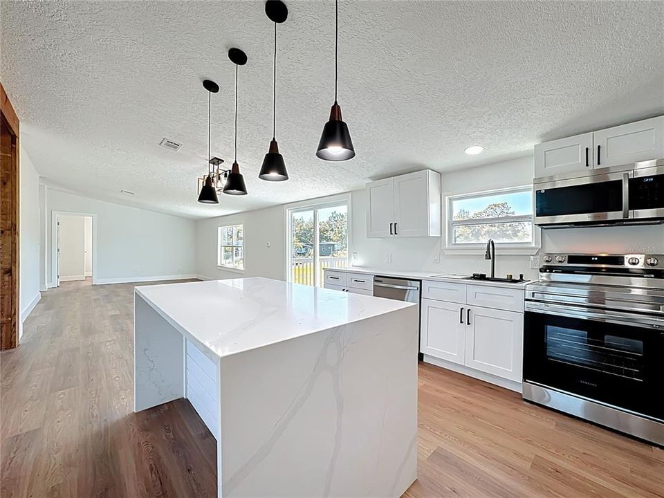 Activo con contrato: $319,990 (4 camas, 2 baños, 1716 Pies cuadrados)