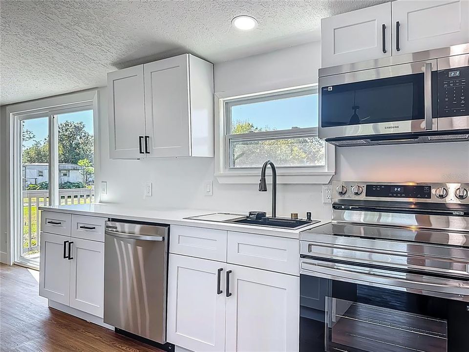 Activo con contrato: $319,990 (4 camas, 2 baños, 1716 Pies cuadrados)