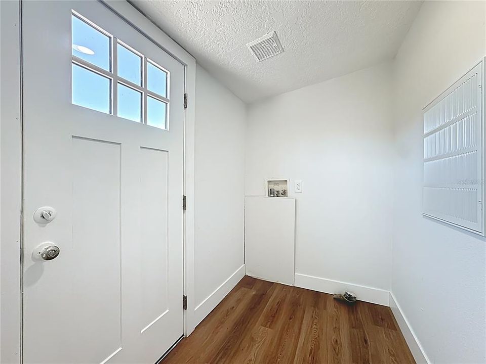 Activo con contrato: $319,990 (4 camas, 2 baños, 1716 Pies cuadrados)