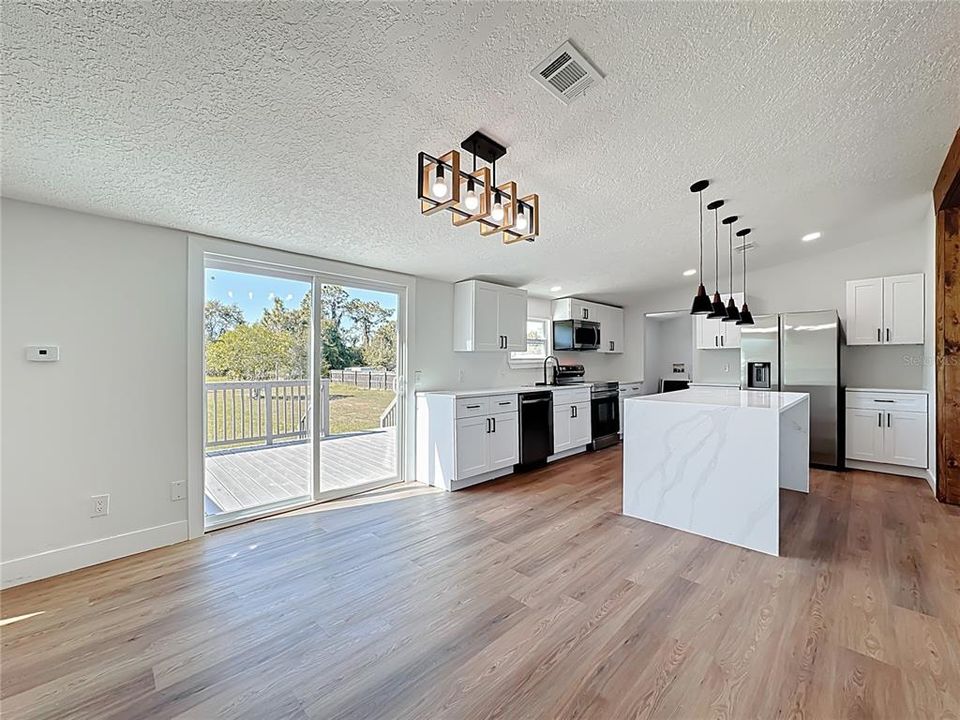 Activo con contrato: $319,990 (4 camas, 2 baños, 1716 Pies cuadrados)