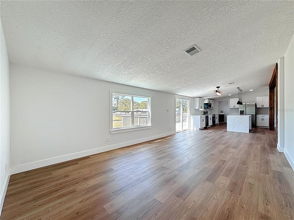 Activo con contrato: $319,990 (4 camas, 2 baños, 1716 Pies cuadrados)