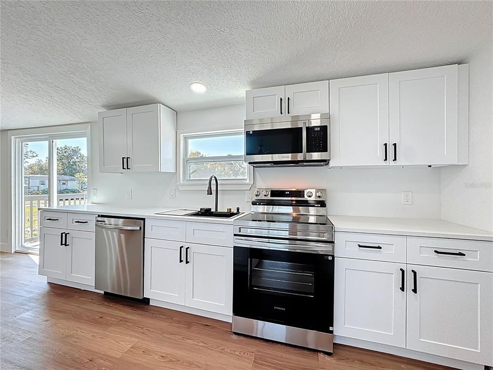 Activo con contrato: $319,990 (4 camas, 2 baños, 1716 Pies cuadrados)