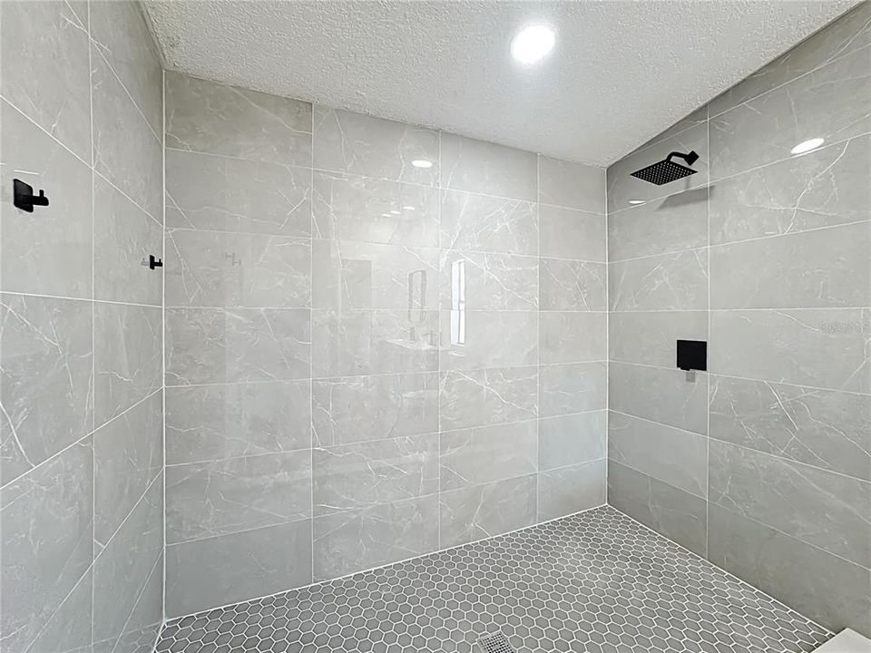 Activo con contrato: $319,990 (4 camas, 2 baños, 1716 Pies cuadrados)