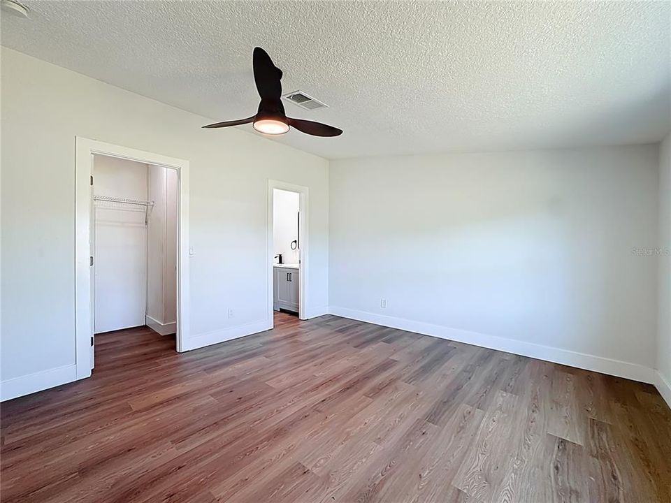 Activo con contrato: $319,990 (4 camas, 2 baños, 1716 Pies cuadrados)