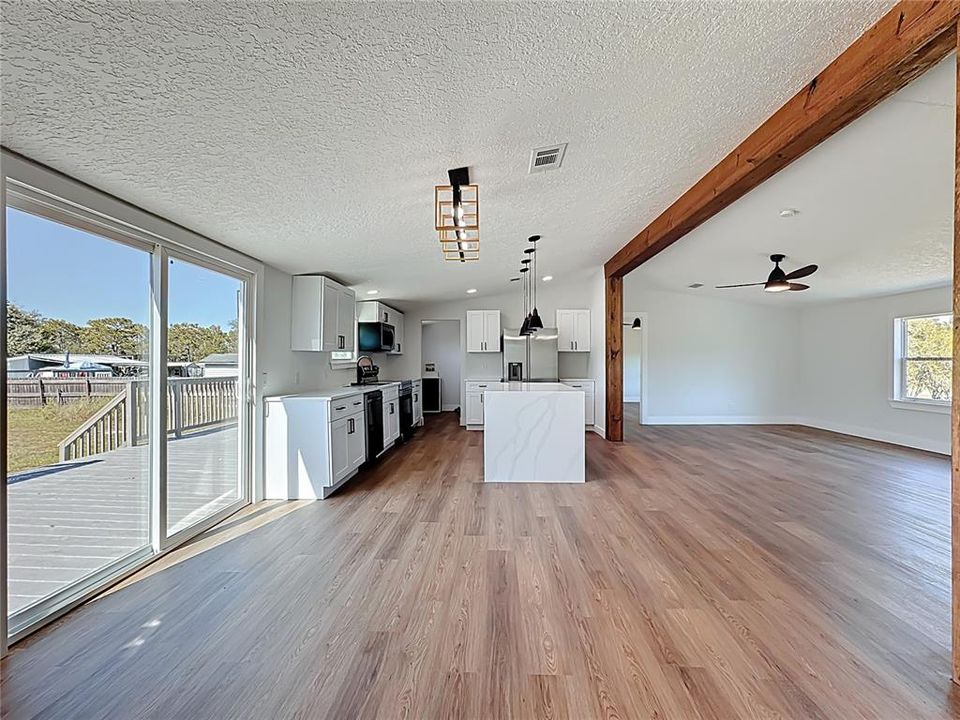 Activo con contrato: $319,990 (4 camas, 2 baños, 1716 Pies cuadrados)