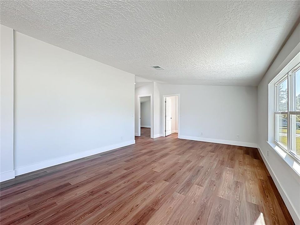 Activo con contrato: $319,990 (4 camas, 2 baños, 1716 Pies cuadrados)