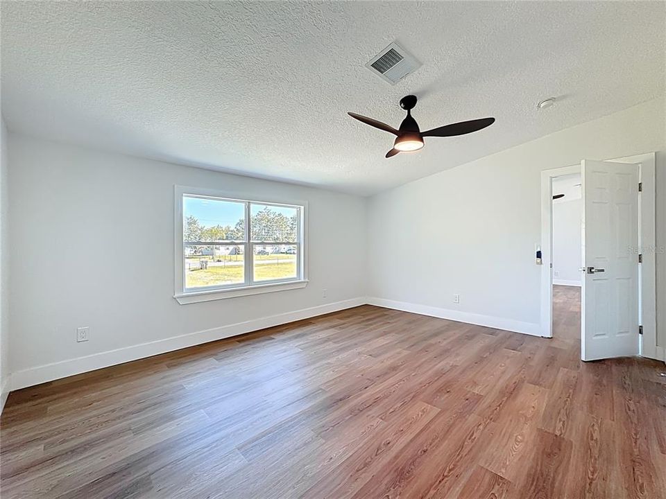 Activo con contrato: $319,990 (4 camas, 2 baños, 1716 Pies cuadrados)