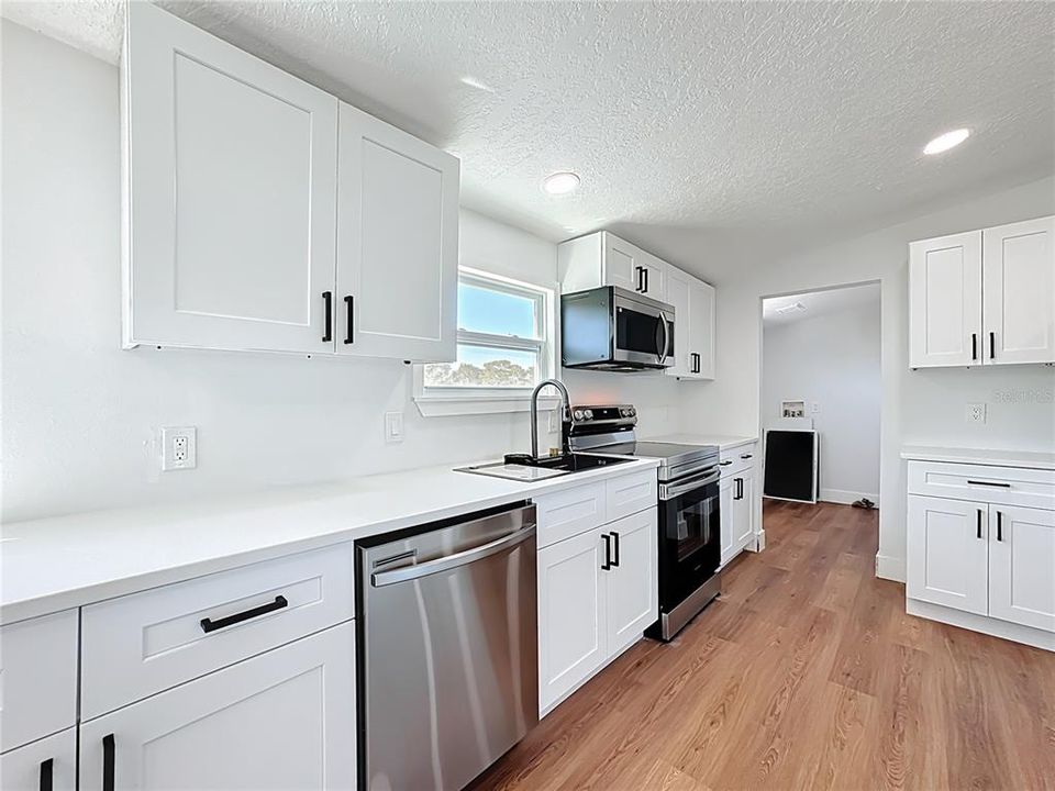 Activo con contrato: $319,990 (4 camas, 2 baños, 1716 Pies cuadrados)