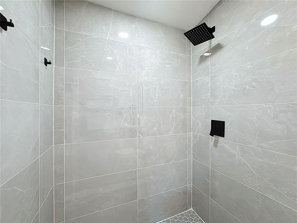 Activo con contrato: $319,990 (4 camas, 2 baños, 1716 Pies cuadrados)