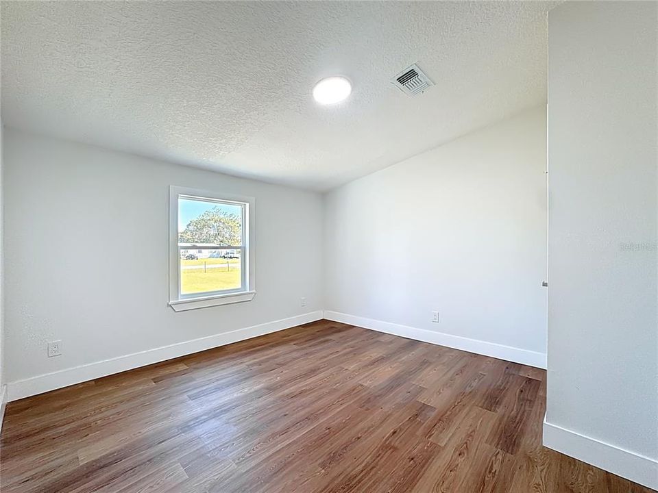 Activo con contrato: $319,990 (4 camas, 2 baños, 1716 Pies cuadrados)