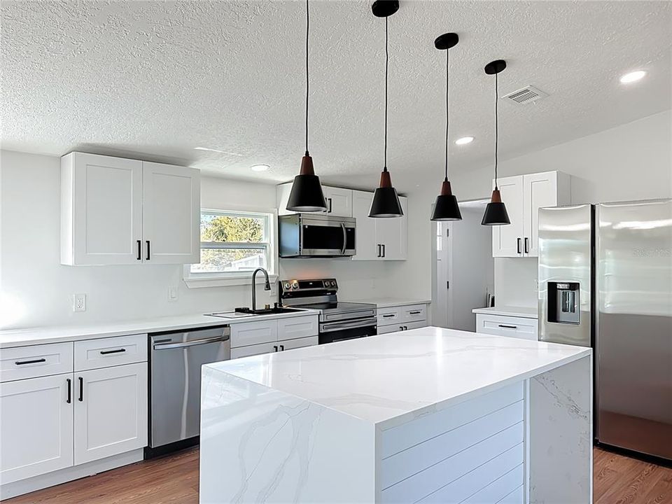 Activo con contrato: $319,990 (4 camas, 2 baños, 1716 Pies cuadrados)