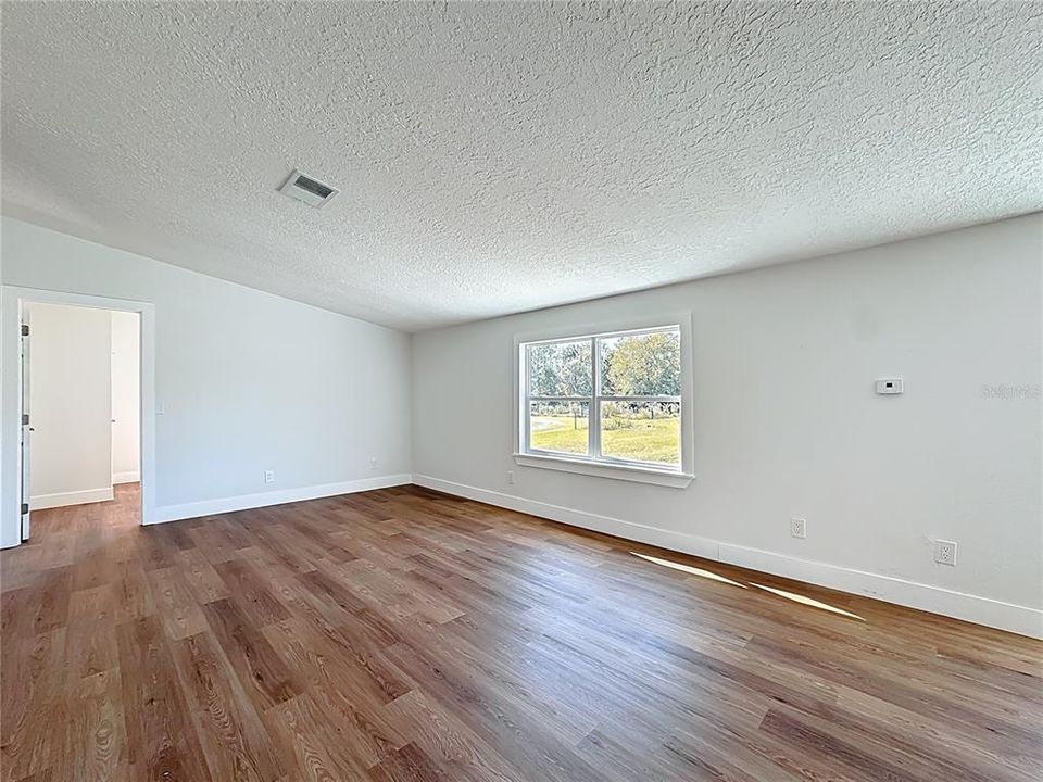 Activo con contrato: $319,990 (4 camas, 2 baños, 1716 Pies cuadrados)