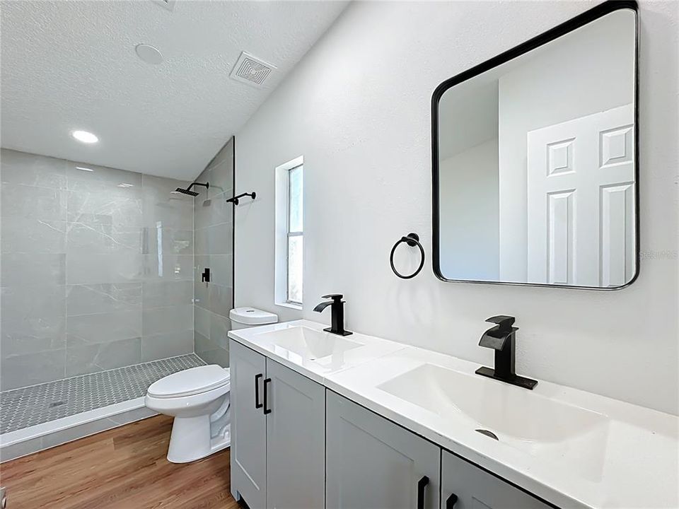 Activo con contrato: $319,990 (4 camas, 2 baños, 1716 Pies cuadrados)