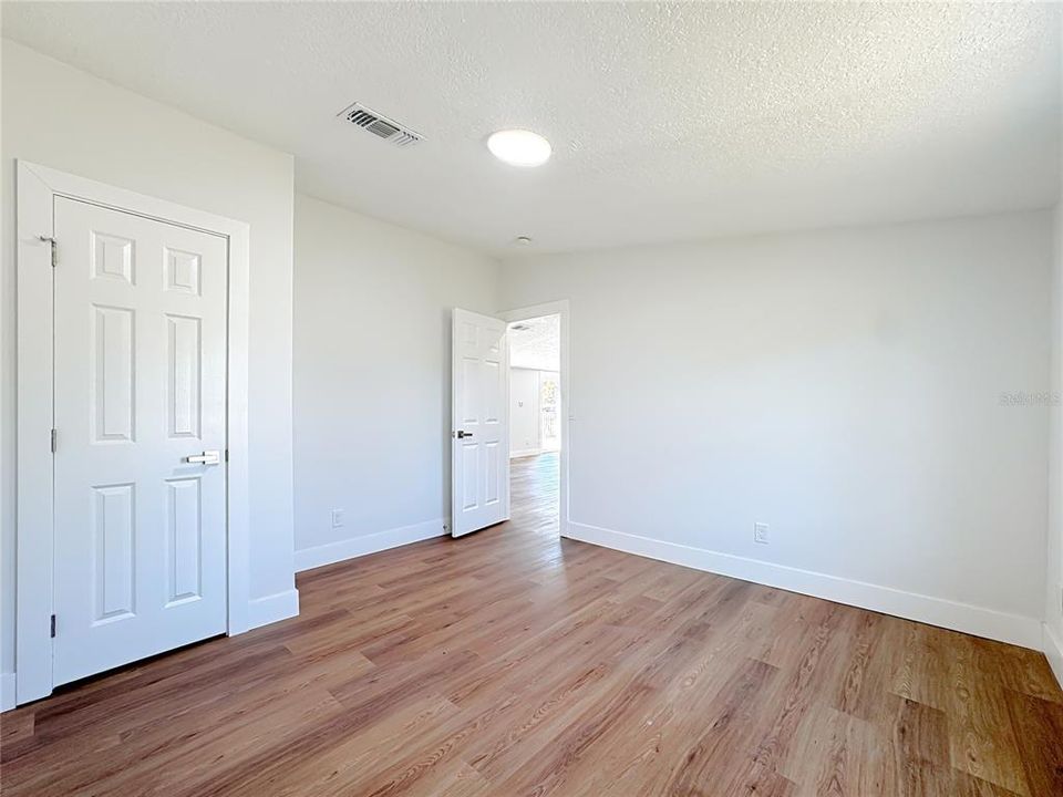 Activo con contrato: $319,990 (4 camas, 2 baños, 1716 Pies cuadrados)