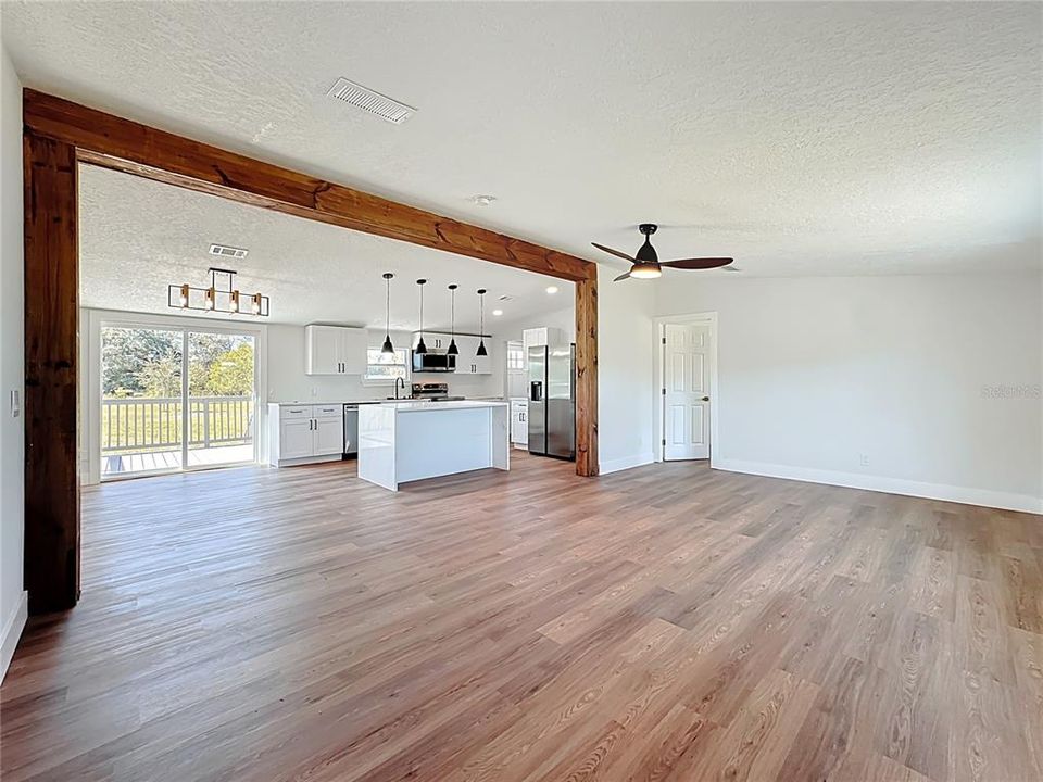 Activo con contrato: $319,990 (4 camas, 2 baños, 1716 Pies cuadrados)