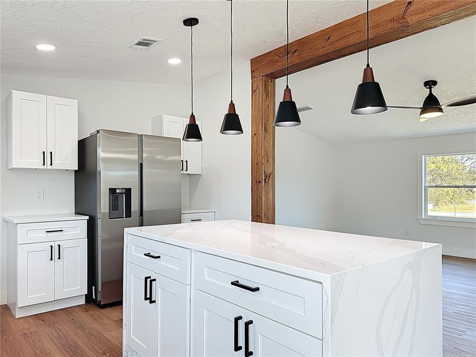 Activo con contrato: $319,990 (4 camas, 2 baños, 1716 Pies cuadrados)