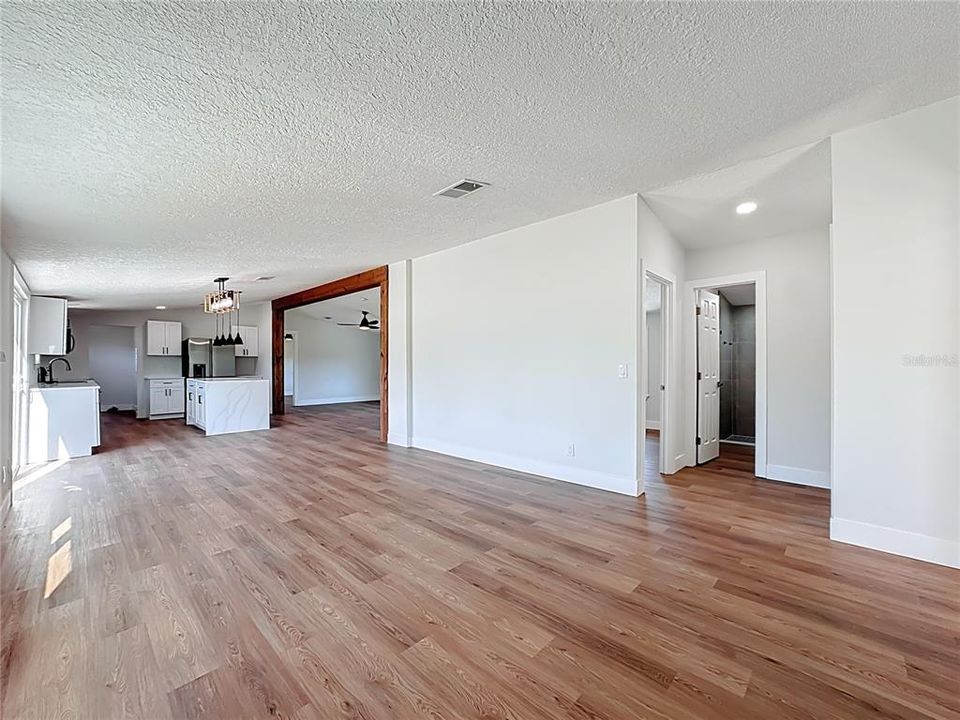 Activo con contrato: $319,990 (4 camas, 2 baños, 1716 Pies cuadrados)