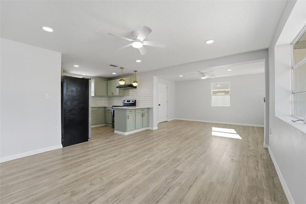 Под контрактом: $255,500 (2 спален, 1 ванн, 840 Квадратных фут)