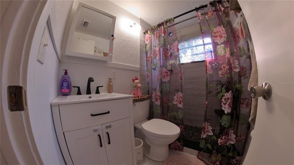 На продажу: $400,000 (2 спален, 1 ванн, 986 Квадратных фут)