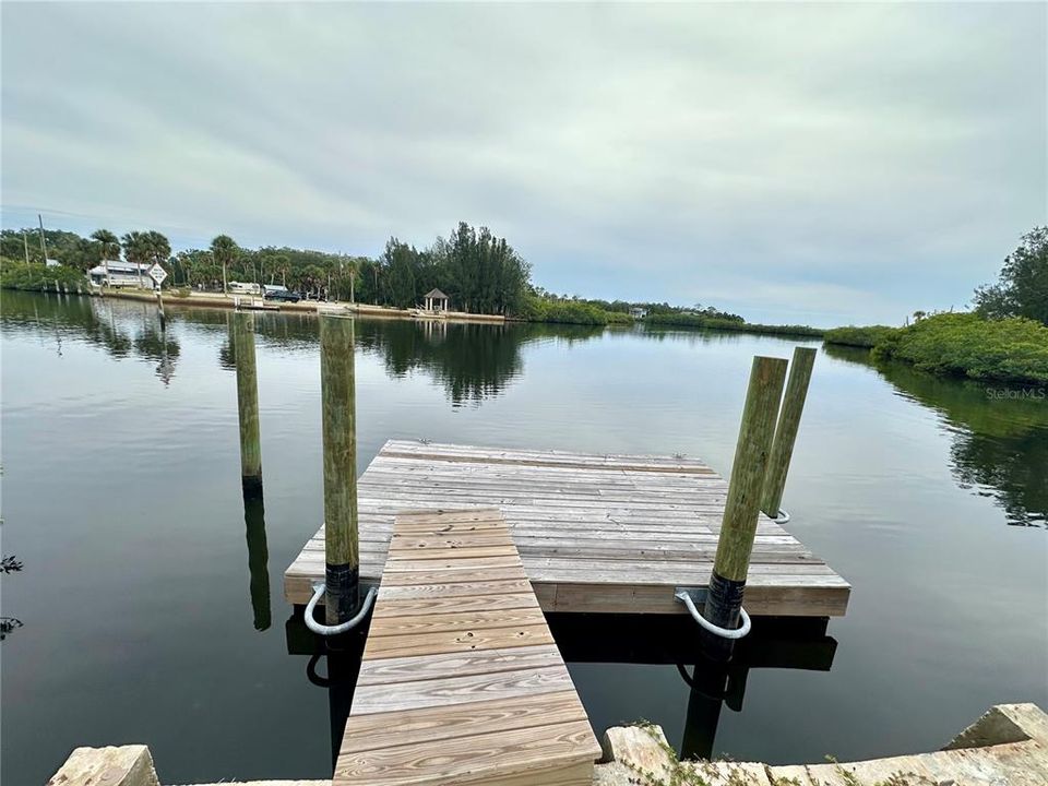 На продажу: $400,000 (2 спален, 1 ванн, 986 Квадратных фут)