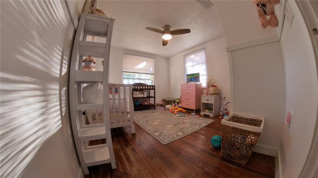 На продажу: $400,000 (2 спален, 1 ванн, 986 Квадратных фут)