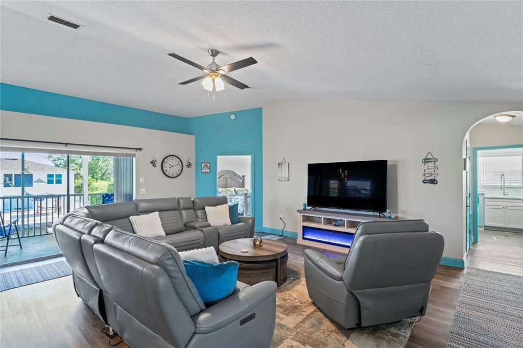 待售: $625,000 (5 贝兹, 3 浴室, 3600 平方英尺)