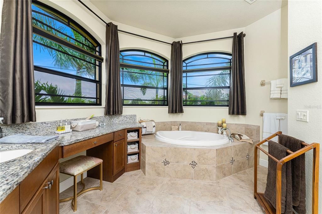 Под контрактом: $579,000 (3 спален, 2 ванн, 2047 Квадратных фут)