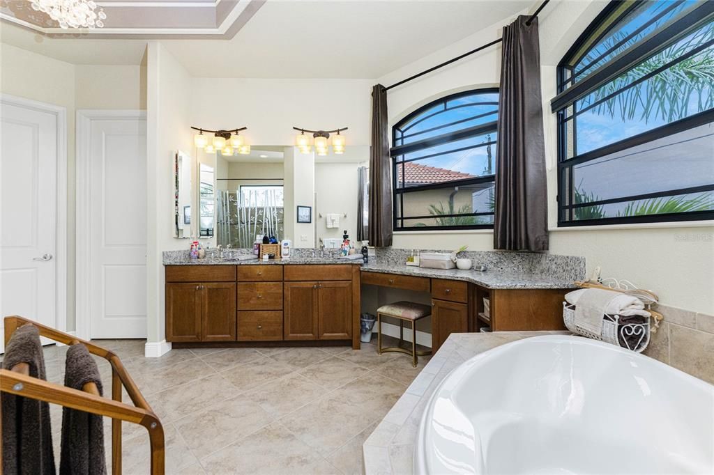 Под контрактом: $579,000 (3 спален, 2 ванн, 2047 Квадратных фут)