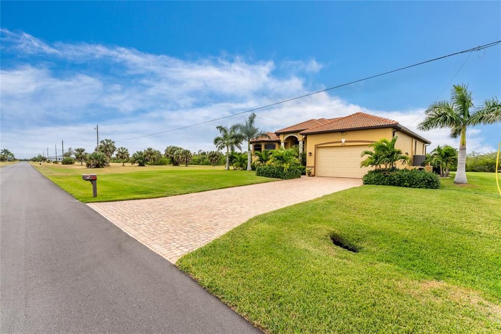 Под контрактом: $579,000 (3 спален, 2 ванн, 2047 Квадратных фут)