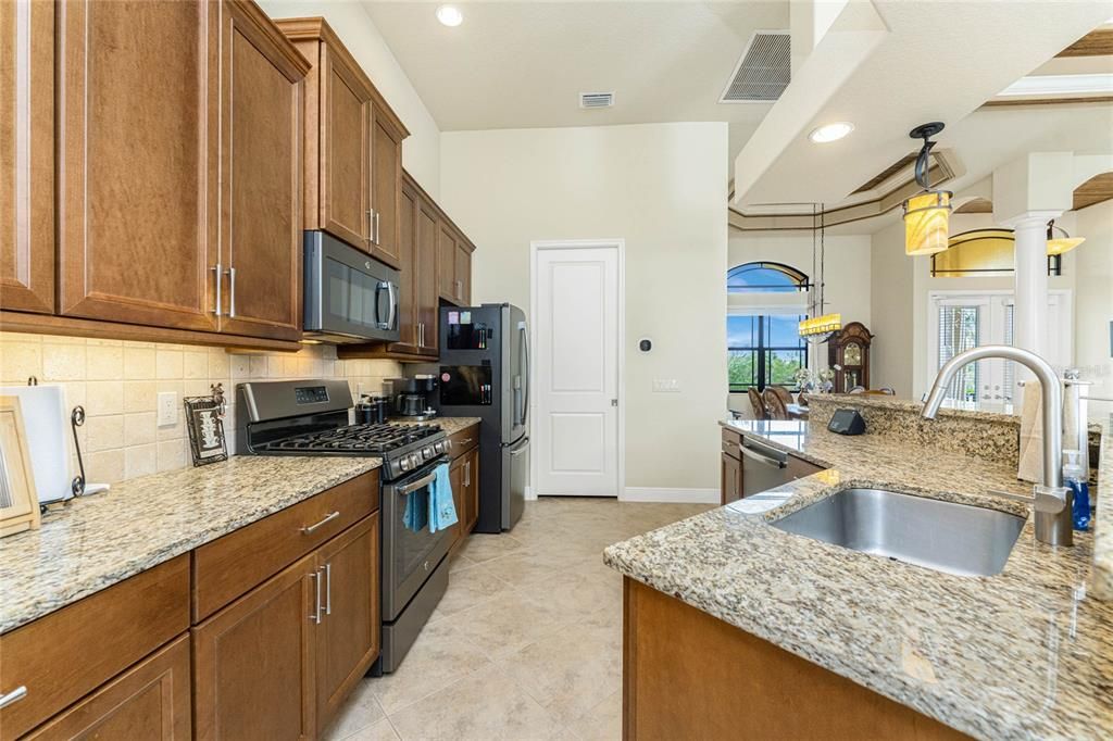 Под контрактом: $579,000 (3 спален, 2 ванн, 2047 Квадратных фут)