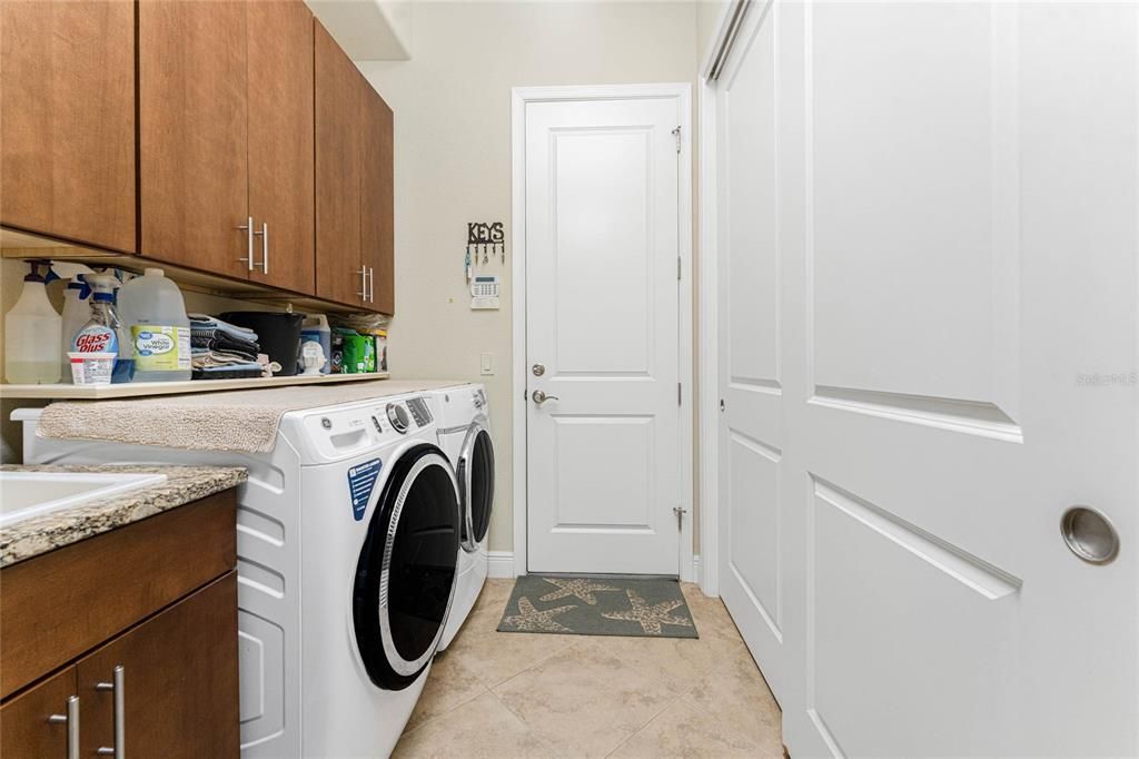 Под контрактом: $579,000 (3 спален, 2 ванн, 2047 Квадратных фут)